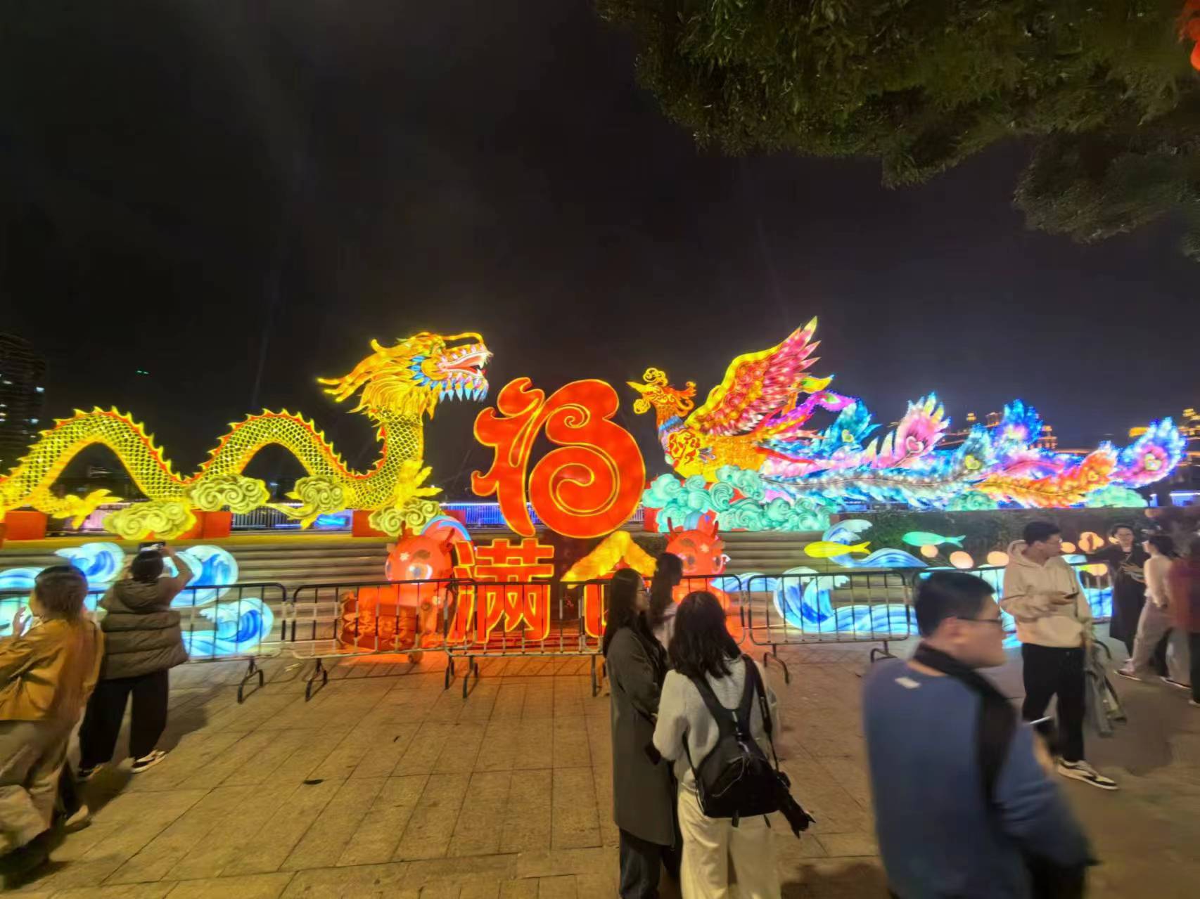 （新春走基层）福州：“龙凤呈祥”大型灯组亮灯